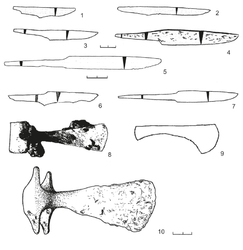 Рис. 18. Вещевой инвентарь КПДК. 1–7 – ножи; 8–10 – топоры. 1 – Которск XII, к. 1, п. 1б; 2 – Плёсо II, к. 4, п. 4; 3 – Которск XII, к. 6, п. 3; 4 – Любахин 1, к. 6, п. 1; 5 – Городня, к. 19, п. 1; 6 – Которск IV, к. 1, п. 2; 7 – Которск XII, к. 1, п. 1; 8 – Стёпаново III, к. 23, п. 2; 9 – Чагода I, к. 2; 10 – Плёсо III, к. 4, п. 4 (по: Михайлова, 2014, рис. 30; 31; 37).